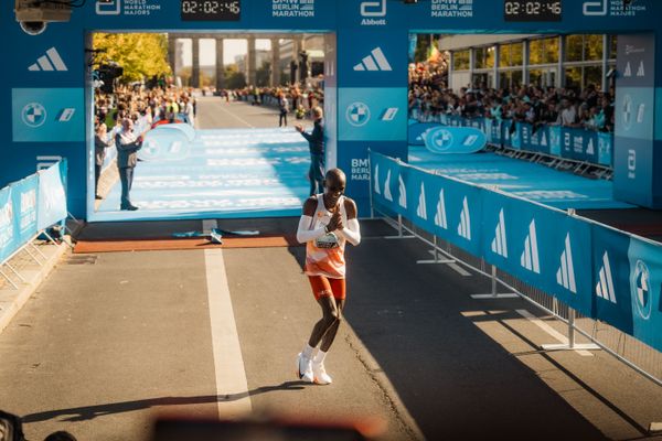 Eliud Kipchoge (KEN/Kenya) auf den letzten Metern am 24.09.2023 beim Berlin Marathon in Berlin