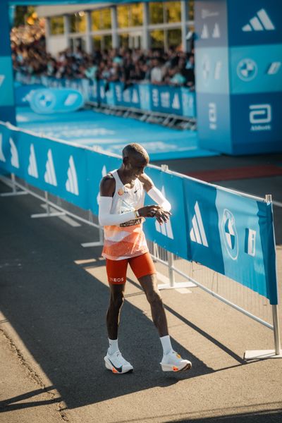 Eliud Kipchoge (KEN/Kenya) auf den letzten Metern am 24.09.2023 beim Berlin Marathon in Berlin