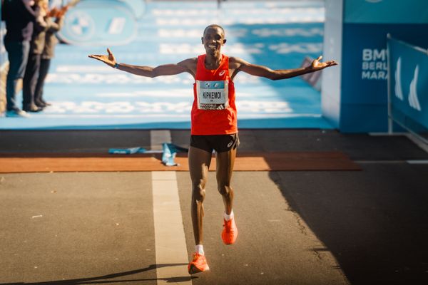 Vincent Kipkemoi (KEN/Kenya) auf den letzten Metern am 24.09.2023 beim Berlin Marathon in Berlin