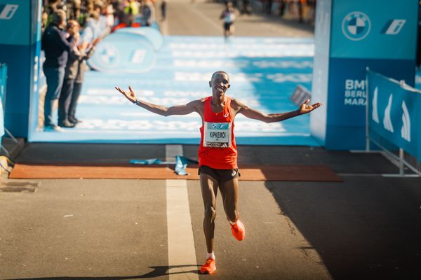 Vincent Kipkemoi (KEN/Kenya) auf den letzten Metern am 24.09.2023 beim Berlin Marathon in Berlin