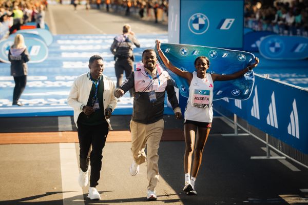 Tigst Assefa (ETH/Ethiopia) mit ihrem Trainier am 24.09.2023 beim Berlin Marathon in Berlin