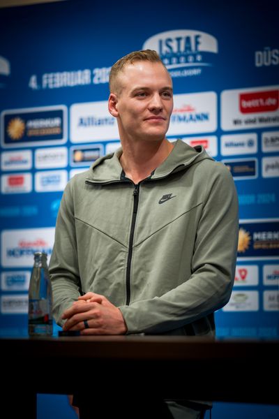 Sam Kendricks (USA) während der internationalen Pressekonferenz zum 4. ISTAF INDOOR Düsseldorf am 02.02.2024 im Meliá Hotel in Düsseldorf