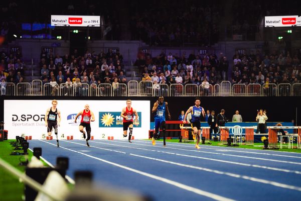 Zachary Shaw (GBR/T12), Maxcel Amo Manu (ITA/T64), Johannes Floors (GER/T62), Noah Bodelier (GER/T64), Joel De Jong (NED/T63) über 60m beim 4. ISTAF INDOOR Düsseldorf am 04.02.2024 im PSD Bank Dome in Düsseldorf