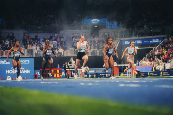 Christania Williams (JAM), Shashalee Forbes (JAM), Alexandra Burghardt (GER/LG Gendorf Wacker Burghausen), N'ketia Seedo (NED), Rani Rosius (BEL) beim 4. ISTAF INDOOR Düsseldorf am 04.02.2024 im PSD Bank Dome in Düsseldorf
