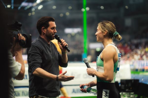 Alexandra Burghardt (GER/LG Gendorf Wacker Burghausen) im Interview beim 4. ISTAF INDOOR Düsseldorf am 04.02.2024 im PSD Bank Dome in Düsseldorf