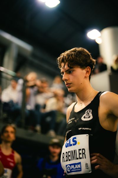 Rodion Beimler (SC DHfK Leipzig e.V.) vor dem 1500m Halbfinale am 17.02.2024 während den 71. Deutschen Leichtathletik-Hallenmeisterschaften in der QUARTERBACK Immobilien ARENA in Leipzig