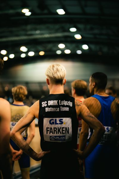 Robert Farken (SC DHfK Leipzig e.V.) vor dem 1500m Halbfinale am 17.02.2024 während den 71. Deutschen Leichtathletik-Hallenmeisterschaften in der QUARTERBACK Immobilien ARENA in Leipzig