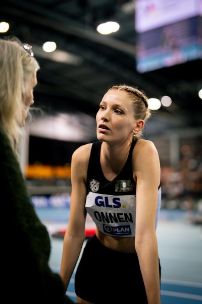 Imke Onnen (Hannover 96) im Austausch mit Astrid Onnen am 17.02.2024 während den 71. Deutschen Leichtathletik-Hallenmeisterschaften in der QUARTERBACK Immobilien ARENA in Leipzig