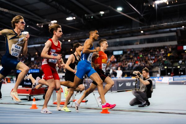 Florian Zittel (TV Wattenscheid 01), Artur Beimler (Braunschweiger Laufclub) am 17.02.2024 während den 71. Deutschen Leichtathletik-Hallenmeisterschaften in der QUARTERBACK Immobilien ARENA in Leipzig