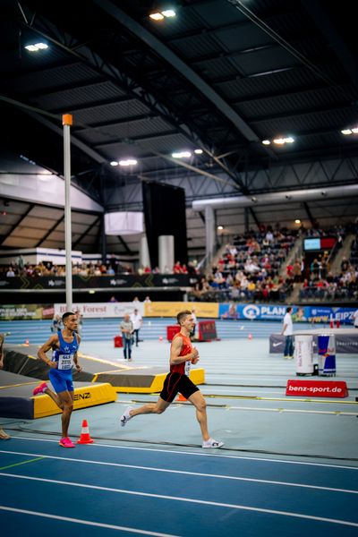 Artur Beimler (Braunschweiger Laufclub), Florian Zittel (TV Wattenscheid 01) am 17.02.2024 während den 71. Deutschen Leichtathletik-Hallenmeisterschaften in der QUARTERBACK Immobilien ARENA in Leipzig