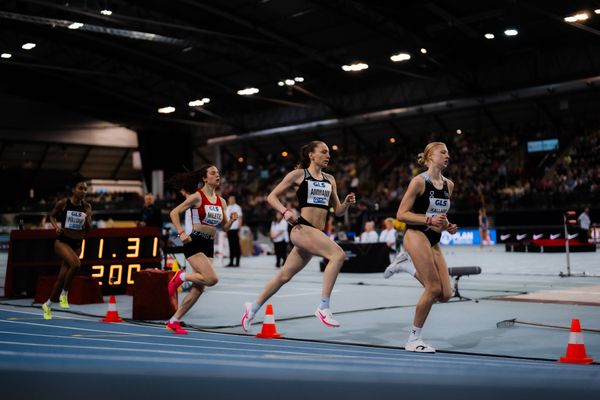 Alina Ammann (TuS Esingen), Jolanda Kallabis (FT 1844 Freiburg), Tina Miletic (LG Filstal) im 800m Vorlauf am 17.02.2024 während den 71. Deutschen Leichtathletik-Hallenmeisterschaften in der QUARTERBACK Immobilien ARENA in Leipzig