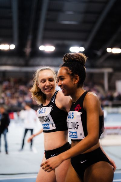 Alina Ammann (TuS Esingen) und Natalie Füllgraf (Berlin Track Club) nach dem 800m Vorlauf am 17.02.2024 während den 71. Deutschen Leichtathletik-Hallenmeisterschaften in der QUARTERBACK Immobilien ARENA in Leipzig