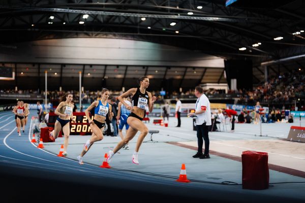 Christina Hering (LG Stadtwerke München), Laura Wilhelm (LAV Stadtwerke Tübingen), Lara Tortell (Athletics Team Karben) im 800m Vorlauf am 17.02.2024 während den 71. Deutschen Leichtathletik-Hallenmeisterschaften in der QUARTERBACK Immobilien ARENA in Leipzig