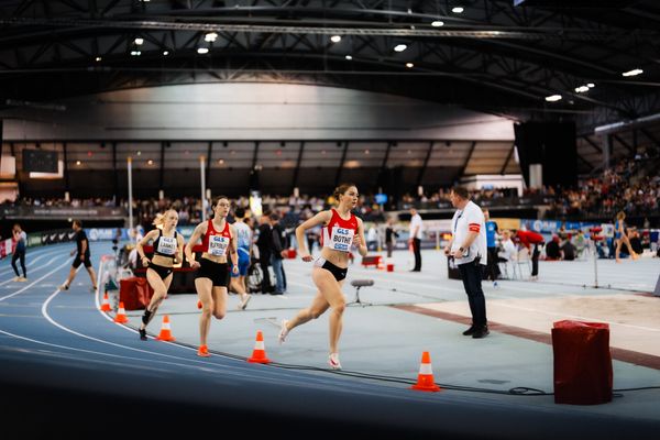 Carolin Bothe (LG Olympia Dortmund), Radha Fiedler (LG Rhein-Wied), Lisa Lankes (SC DHfK Leipzig e.V.) im 800m Vorlauf am 17.02.2024 während den 71. Deutschen Leichtathletik-Hallenmeisterschaften in der QUARTERBACK Immobilien ARENA in Leipzig