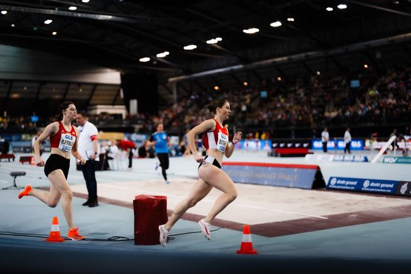 Carolin Bothe (LG Olympia Dortmund), Radha Fiedler (LG Rhein-Wied) im 800m Vorlauf am 17.02.2024 während den 71. Deutschen Leichtathletik-Hallenmeisterschaften in der QUARTERBACK Immobilien ARENA in Leipzig