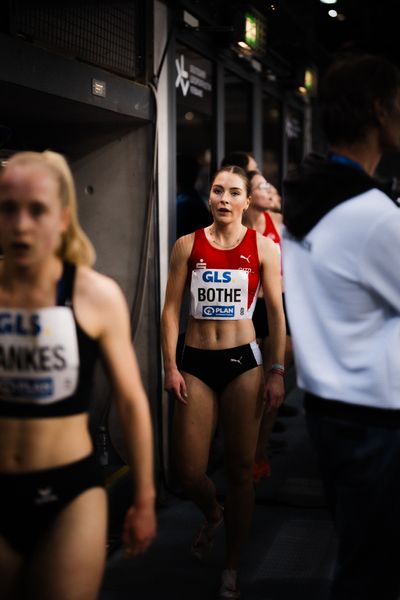 Carolin Bothe (LG Olympia Dortmund) nach dem 800m Vorlauf am 17.02.2024 während den 71. Deutschen Leichtathletik-Hallenmeisterschaften in der QUARTERBACK Immobilien ARENA in Leipzig