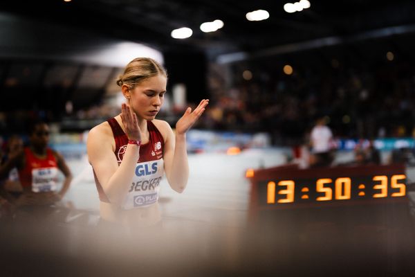Jana Marie Becker (Königsteiner LV) vor dem 800m Vorlauf am 17.02.2024 während den 71. Deutschen Leichtathletik-Hallenmeisterschaften in der QUARTERBACK Immobilien ARENA in Leipzig