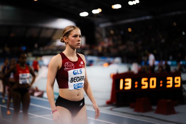 Jana Marie Becker (Königsteiner LV) vor dem 800m Vorlauf am 17.02.2024 während den 71. Deutschen Leichtathletik-Hallenmeisterschaften in der QUARTERBACK Immobilien ARENA in Leipzig