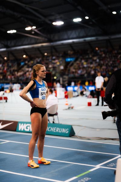 Tanja Spill (LAV Bayer Uerdingen/Dormagen) vor dem 800m Vorlauf am 17.02.2024 während den 71. Deutschen Leichtathletik-Hallenmeisterschaften in der QUARTERBACK Immobilien ARENA in Leipzig