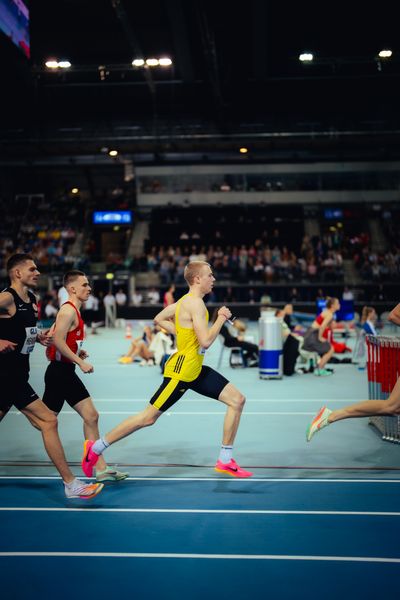 Emil Meggle (LG Göttingen) im 800m Vorlauf am 17.02.2024 während den 71. Deutschen Leichtathletik-Hallenmeisterschaften in der QUARTERBACK Immobilien ARENA in Leipzig