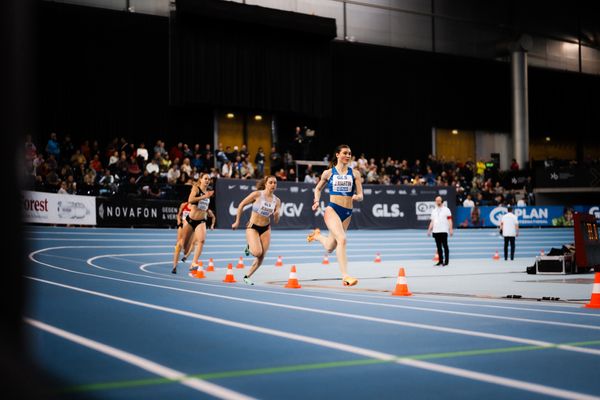 Johanna Martin (1. LAV Rostock) vor Mona Mayer (LG TELIS FINANZ Regensburg) am 17.02.2024 während den 71. Deutschen Leichtathletik-Hallenmeisterschaften in der QUARTERBACK Immobilien ARENA in Leipzig