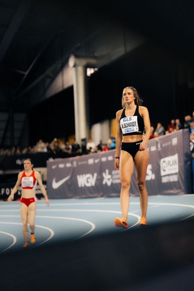 Alica Schmidt (SCC Berlin) vor dem 400m Vorlauf am 17.02.2024 während den 71. Deutschen Leichtathletik-Hallenmeisterschaften in der QUARTERBACK Immobilien ARENA in Leipzig
