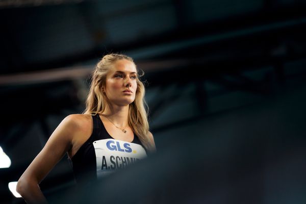 Alica Schmidt (SCC Berlin) vor dem 400m Vorlauf am 17.02.2024 während den 71. Deutschen Leichtathletik-Hallenmeisterschaften in der QUARTERBACK Immobilien ARENA in Leipzig