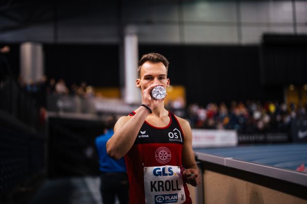 Florian Kroll (LG Osnabrück) am Trinken am 17.02.2024 während den 71. Deutschen Leichtathletik-Hallenmeisterschaften in der QUARTERBACK Immobilien ARENA in Leipzig