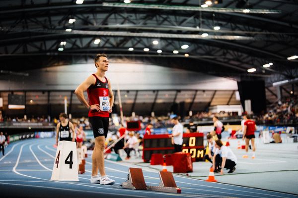 Florian Kroll (LG Osnabrück) vor dem 800m Lauf am 17.02.2024 während den 71. Deutschen Leichtathletik-Hallenmeisterschaften in der QUARTERBACK Immobilien ARENA in Leipzig