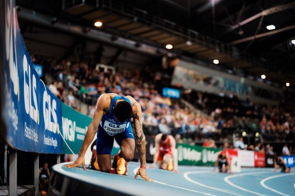 Patrick Schneider (TV Wattenscheid 01) im Startblock beim 400m Halbfinale am 17.02.2024 während den 71. Deutschen Leichtathletik-Hallenmeisterschaften in der QUARTERBACK Immobilien ARENA in Leipzig