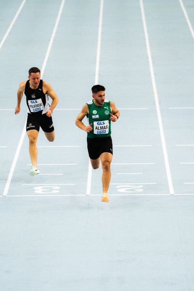 Florian Kroll (LG Osnabrück) vor dem 800m Lauf am 17.02.2024 während den 71. Deutschen Leichtathletik-Hallenmeisterschaften in der QUARTERBACK Immobilien ARENA in Leipzig