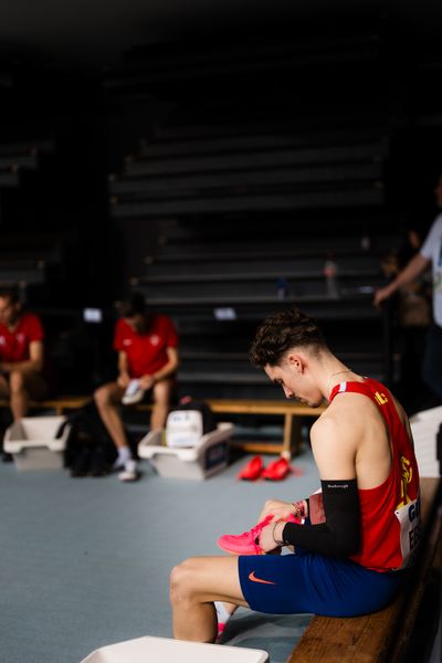 Felix Ebel (Braunschweiger Laufclub) vor dem 3000m Finale am 17.02.2024 während den 71. Deutschen Leichtathletik-Hallenmeisterschaften in der QUARTERBACK Immobilien ARENA in Leipzig