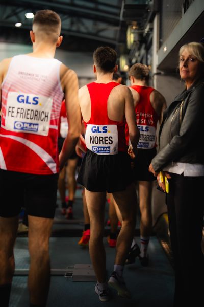 Max Nores (TSV Bayer 04 Leverkusen) vor dem 3000m Finale am 17.02.2024 während den 71. Deutschen Leichtathletik-Hallenmeisterschaften in der QUARTERBACK Immobilien ARENA in Leipzig