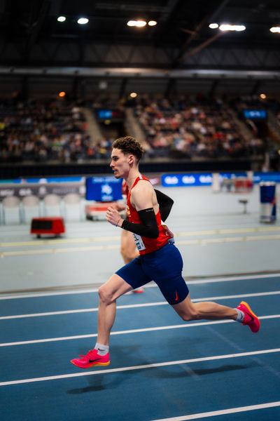 Felix Ebel (Braunschweiger Laufclub) vor dem 3000m Finale am 17.02.2024 während den 71. Deutschen Leichtathletik-Hallenmeisterschaften in der QUARTERBACK Immobilien ARENA in Leipzig
