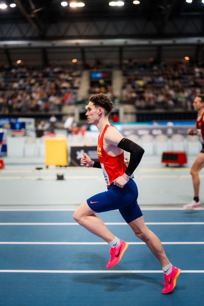 Felix Ebel (Braunschweiger Laufclub) vor dem 3000m Finale am 17.02.2024 während den 71. Deutschen Leichtathletik-Hallenmeisterschaften in der QUARTERBACK Immobilien ARENA in Leipzig