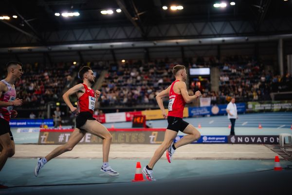Max Nores (TSV Bayer 04 Leverkusen) hinter Tom Förster (LG Braunschweig) im 3000m Finale am 17.02.2024 während den 71. Deutschen Leichtathletik-Hallenmeisterschaften in der QUARTERBACK Immobilien ARENA in Leipzig