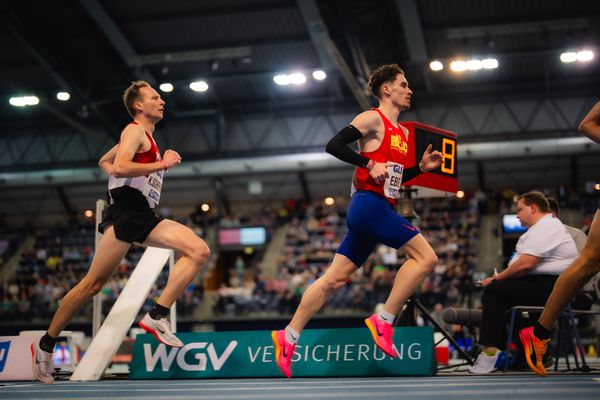 Felix Ebel (Braunschweiger Laufclub) vor Kilian Schreiner (ASC 1990 Breidenbach) im 3000m Finale am 17.02.2024 während den 71. Deutschen Leichtathletik-Hallenmeisterschaften in der QUARTERBACK Immobilien ARENA in Leipzig
