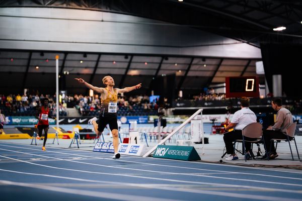 Florian Bremm (LSC Höchstadt/Aisch) gewinnt die 3000m am 17.02.2024 während den 71. Deutschen Leichtathletik-Hallenmeisterschaften in der QUARTERBACK Immobilien ARENA in Leipzig