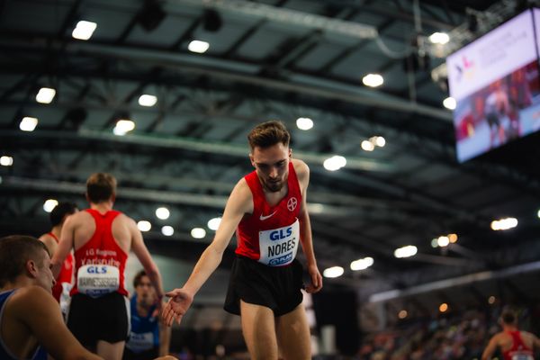 Max Nores (TSV Bayer 04 Leverkusen) klatscht ab am 17.02.2024 während den 71. Deutschen Leichtathletik-Hallenmeisterschaften in der QUARTERBACK Immobilien ARENA in Leipzig