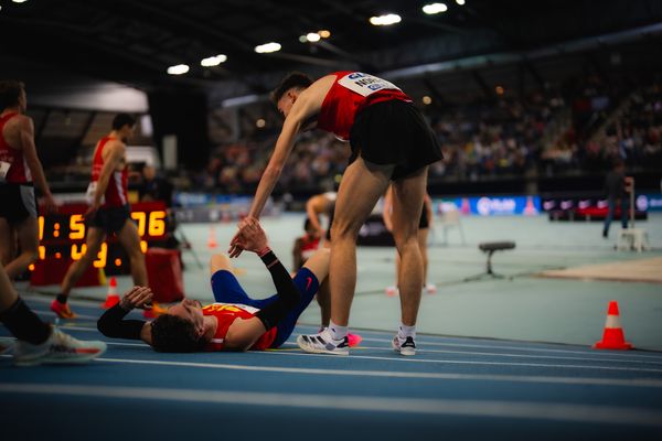 Felix Ebel (Braunschweiger Laufclub) und Max Nores (TSV Bayer 04 Leverkusen) am 17.02.2024 während den 71. Deutschen Leichtathletik-Hallenmeisterschaften in der QUARTERBACK Immobilien ARENA in Leipzig