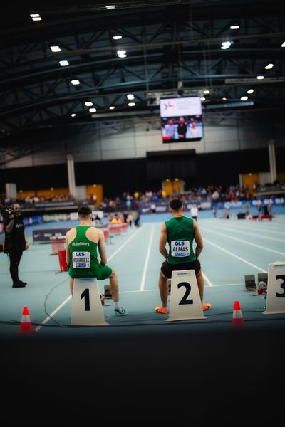 Tobias Morawietz (VfL Wolfsburg), Deniz Almas (VfL Wolfsburg) sitzen auf den Startbahnenblöcken am 17.02.2024 während den 71. Deutschen Leichtathletik-Hallenmeisterschaften in der QUARTERBACK Immobilien ARENA in Leipzig