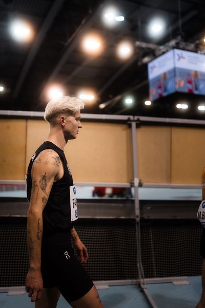 Robert Farken (SC DHfK Leipzig e.V.) vor dem 1500m Finale am 18.02.2024 während den 71. Deutschen Leichtathletik-Hallenmeisterschaften in der QUARTERBACK Immobilien ARENA in Leipzig