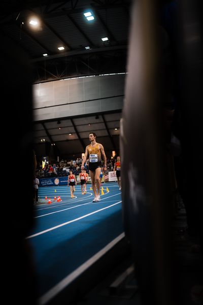 Maximilian Berger (LSC Höchstadt/Aisch) vor dem 1500m Start am 18.02.2024 während den 71. Deutschen Leichtathletik-Hallenmeisterschaften in der QUARTERBACK Immobilien ARENA in Leipzig