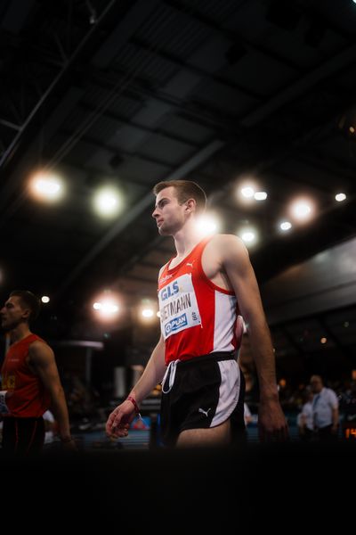 Marco Sietmann (LG Brillux Münster) vor dem 1500m Start am 18.02.2024 während den 71. Deutschen Leichtathletik-Hallenmeisterschaften in der QUARTERBACK Immobilien ARENA in Leipzig