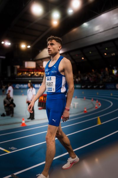 Marius Probst (TV Wattenscheid 01) vor dem 1500m Start am 18.02.2024 während den 71. Deutschen Leichtathletik-Hallenmeisterschaften in der QUARTERBACK Immobilien ARENA in Leipzig