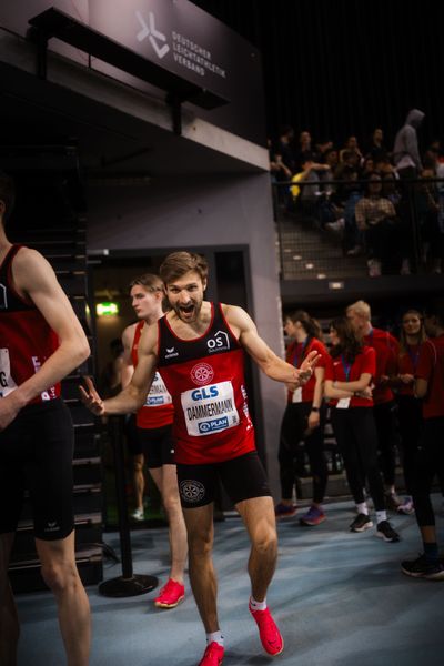 Fabian Dammermann (LG Osnabrück) freut sich auf die 4x200m Staffel am 18.02.2024 während den 71. Deutschen Leichtathletik-Hallenmeisterschaften in der QUARTERBACK Immobilien ARENA in Leipzig