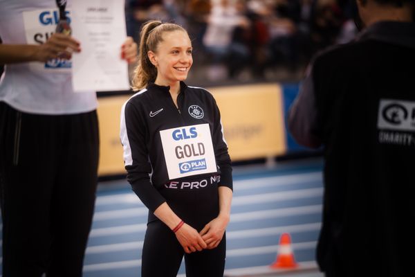 Alina Ammann (TuS Esingen) bei der Siegerehrung am 18.02.2024 während den 71. Deutschen Leichtathletik-Hallenmeisterschaften in der QUARTERBACK Immobilien ARENA in Leipzig