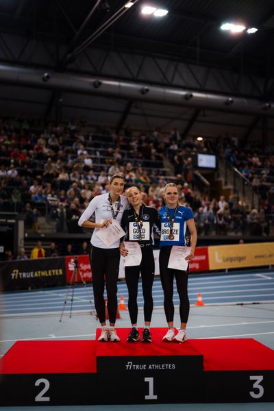 Siegerehrung 800m Frauen: Christina Hering (LG Stadtwerke München), Alina Ammann (TuS Esingen), Tanja Spill (LAV Bayer Uerdingen/Dormagen) bei der Siegerehrung am 18.02.2024 während den 71. Deutschen Leichtathletik-Hallenmeisterschaften in der QUARTERBACK Immobilien ARENA in Leipzig