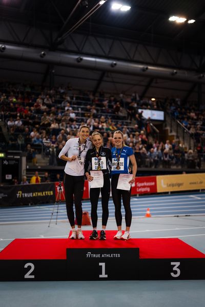 Siegerehrung 800m Frauen: Christina Hering (LG Stadtwerke München), Alina Ammann (TuS Esingen), Tanja Spill (LAV Bayer Uerdingen/Dormagen) bei der Siegerehrung am 18.02.2024 während den 71. Deutschen Leichtathletik-Hallenmeisterschaften in der QUARTERBACK Immobilien ARENA in Leipzig