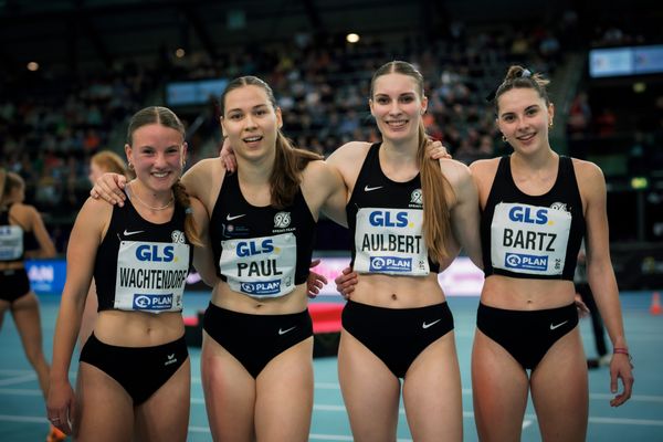 Die 4x200m Staffel Hannover 96 mit Jule Wachtendorf, Johanna Paul, Michelle Aulbert, Mayleen Bartz am 18.02.2024 während den 71. Deutschen Leichtathletik-Hallenmeisterschaften in der QUARTERBACK Immobilien ARENA in Leipzig